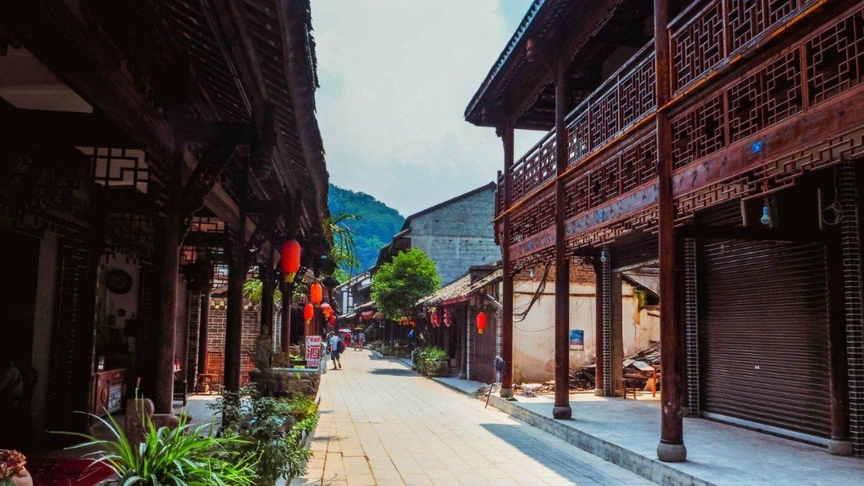 今天姐姐走了，姐姐一走，我眼睛都哭红了。以前姐姐总叫我拿东西，现在没人叫我了，我总感觉少了些什么？游戏画面